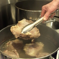 スープには牛のホホ肉も使用しています♪こんな大きなお肉をじっくり煮込んで美味しいだしを取っているんです★