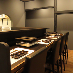 【カウンター席×1】ゆっくり落ち着けるカウンターのお席。大切な方と一緒に楽しんでいただける空間です。当店自慢の生ラムジンギスカンと一緒に思い出に残る時間をお過ごしください。