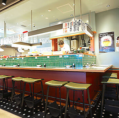 全15席のカウンターは、職人の鮮やかな手捌きを間近で楽しめるライブ感満載の特等席です。壁のない開放的な空間は、お仕事帰りのサク飲みや一人飲みでも気兼ねなく過ごせる居心地の良さが魅力。落ち着いた雰囲気の中でお酒と料理を堪能できるため、大切な方とのデートにもぜひご利用ください。