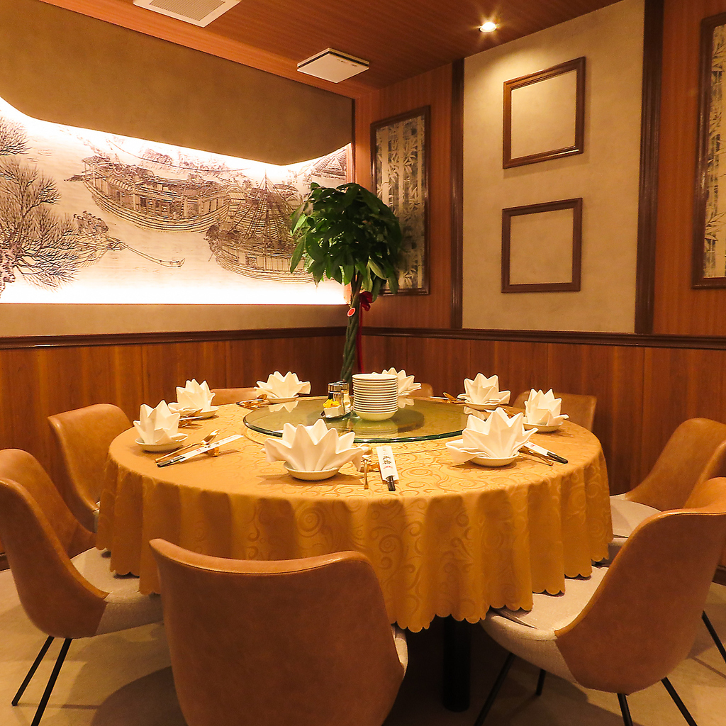 ゆとりのあるテーブル席はご家族での利用や友人との集まりにも最適♪特別なひとときを提供いたします