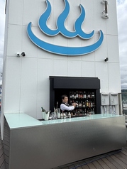 開放的なオープンテラスにある本格bar