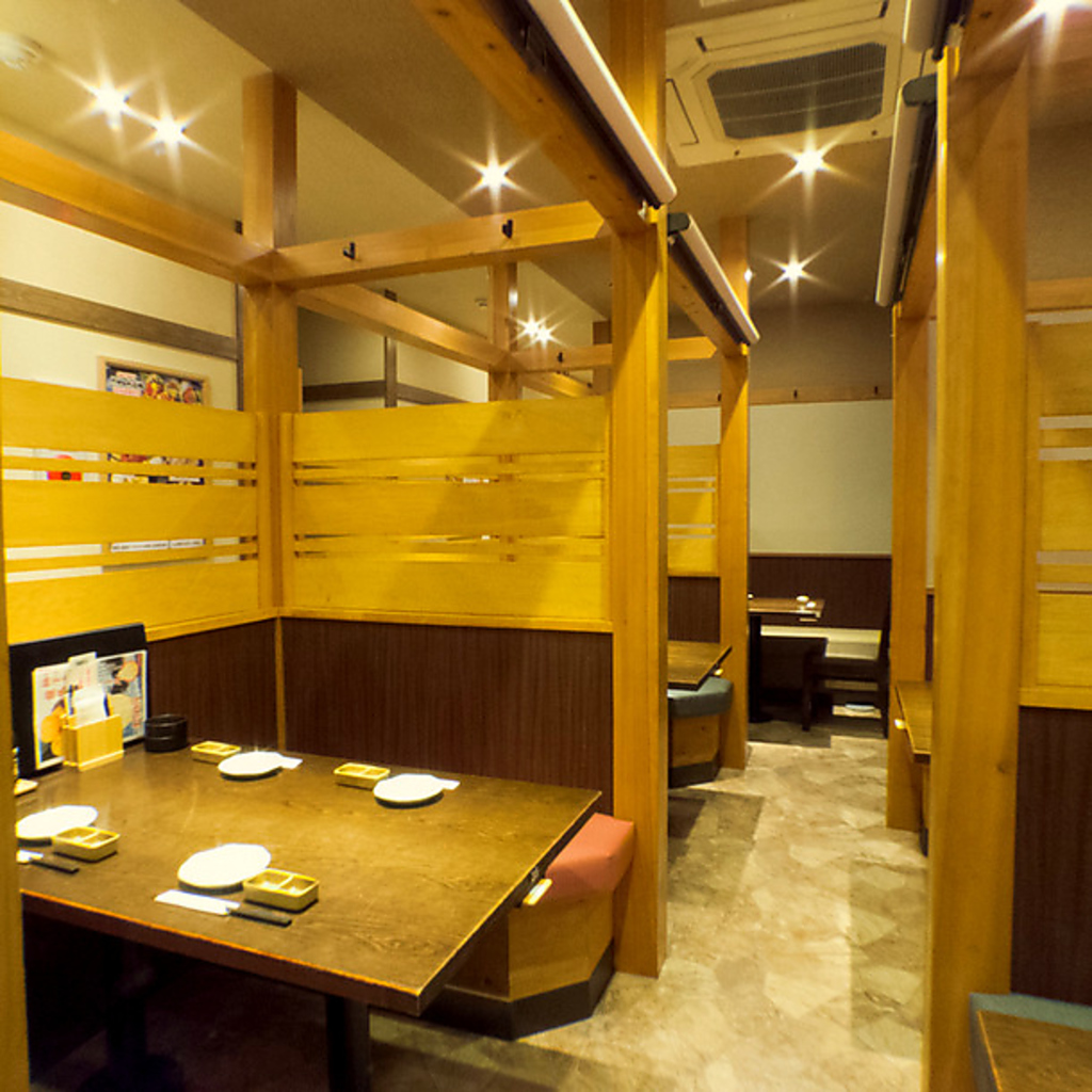 仕切りのあるｂｏｘ席も完備！宴会のご予約はお早めに。
