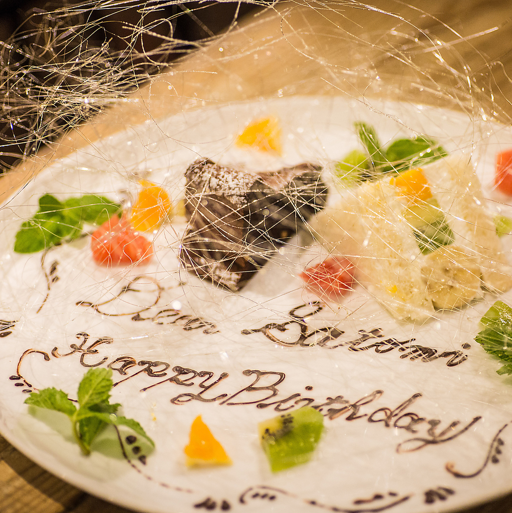 大切な人のお誕生日には、飴細工のついた特別なメッセージプレートを♪(※要事前予約)