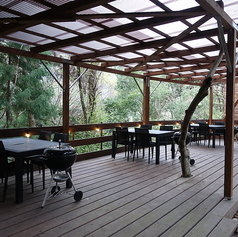 【ＫＯＭＯＲＥＢＩ】定員：2～4名屋根付きのサイトです。3テーブルあり、大人数でのご利用も可能。