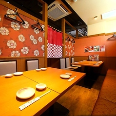 【靴を脱がなくてOKの完全個室】当店は、木のテーブルと温かみのある照明が織りなす落ち着いた雰囲気で、心地よいひとときをお過ごしいただけます。二次会やちょい飲みにもぜひご利用ください。安心して食事や会話を楽しめる居心地の良い空間をご用意しています。