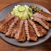 【名物・牛たん焼き】焼きに適した部位を原料のわずか4割程まで限定し手切り、手振り塩にこだわって仕上げた自慢の「牛たん」は、焼肉屋さんの牛たんとは違い、数日をかけて仕込みといわれる温度管理から湿度管理、熟成期間に至るまで、熟成作業を行っています。 分厚いのに柔らかく、風味豊かな牛たんが出来上がります。