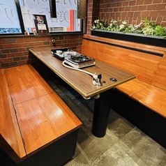 6人テーブル席ではお女子会にも韓国料理のお店となっております。お好きなお酒をお楽しみいただけるようになっております。また、2名様からご利用頂けるお得なコースもご用意しておりますので、ご友人との飲み放題もお付けできます。宴会やお食事、デートなどに是非ご活用下さい。