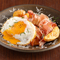 料理メニュー写真&nbsp;生ハムと目玉焼きのウエボスロトス
