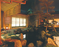 日本の伝統美あふれる会席料理と日本庭園を臨む個室で。
