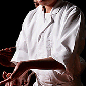 職人が一品一品丁寧に握る寿司はまさに芸術。カウンター席で職人が説明しながら提供いたします。