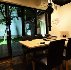 広々としたテーブル席は、お仲間とのお食事やご家族連れに最適です♪周りを気にせず、美味しい豚焼肉とお酒を囲んで楽しいひとときをお過ごしいただけます◎