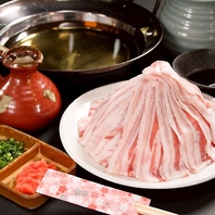 美しく積まれた極薄の豚肉。至福の口どけを。