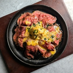 国産牛もも肉のローストビーフガーリックオニオンソース