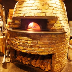 大きな窯でこだわりのピザを焼き上げます！