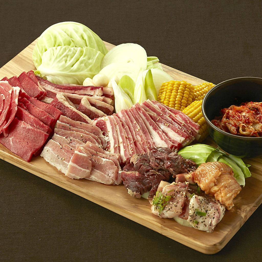 お肉は厨房で1枚1枚、丁寧にスライスしています。