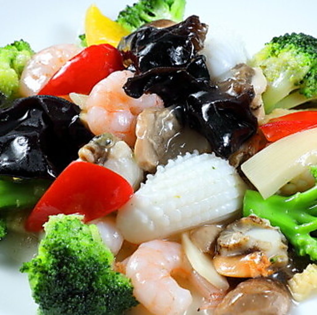 海の幸をふんだんに使った贅沢な海鮮料理。素材本来の味を活かした繊細な味付けが皆様に大変好評です