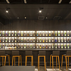 おしゃれなBarカウンターには山形県各所から厳選した日本酒をご用意しております。