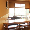 店内のテーブル席