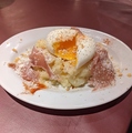 料理メニュー写真 半熟卵と生ハムの自家製ポテトサラダ