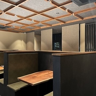 ゆっくりお食事を楽しめる、落ち着いた雰囲気の店内