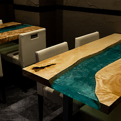 リユース事業にも精通する当社独自の仕入れで叶ったモダンなデザインのテーブルも魅力。