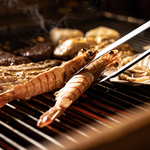 力丸グループ名物！目の前で焼きあがる絶品炉端料理を味わえるカウンターは特等席◎