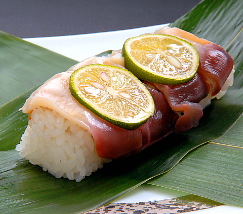 新鮮な魚介類のメニューが豊富。落ち着いた雰囲気の店で女性に人気がある。