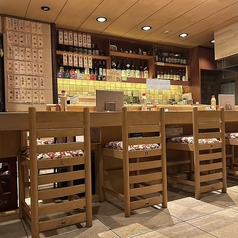 白木カウンターでゆったりとした時間をお過ごしください。