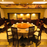 柔らかい光に包まれた店内は落ち着いた雰囲気。美味しい料理をリラックスしながらお楽しみください♪