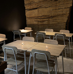 都会の喧騒を忘れる、静寂の空間。荒々しい岩の表情と、キャンドルの柔らかな灯り。異なる質感が調和するこの場所で、大切な人とゆっくり語らう時間を。