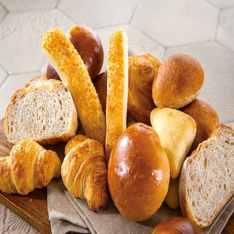 10種以上の自家製焼き立てパン、パンとの相性を考えて作られたメニューが楽しめるお店