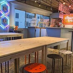 店内奥にはテーブル席が4卓ございますので、最大で20名程度まで着席可能です◎