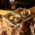 これぞ名物！新鮮な活けホタテを丸ごと焼きます。甘～いバターの香りが食欲をそそる一品