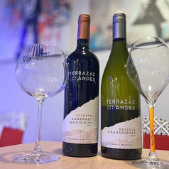 最大30名まで貸切が可能な店内は、打ちっぱなしの壁とアートが印象的。昼は明るいカフェ、夜はムードあるバーとして、時間帯で雰囲気が変わります。歓送迎会や女子会、誕生日パーティーなどにぴったりの空間です。