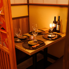 重要な接待や誕生日、ゆっくり御飲食したい時等に最適です。和を基調にしたモダンなお席です。すこしゆったりめのお席になっておりますので、落ち着いた雰囲気のなかで情緒溢れる空間をご堪能ください・・・大切な仲間たちと、ゆったりとした時間をお過ごし頂けます♪古屋の雰囲気も混ざって、情緒溢れる空間です・・・
