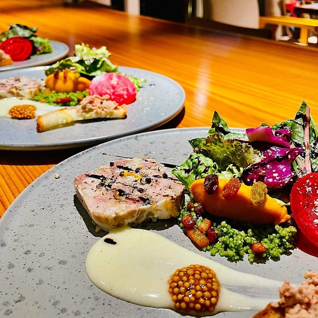 あたたかな光に包まれた、木のぬくもりあふれるオシャレな店内には、デートや女子会にぴったりです◎