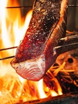 『鮮魚の藁炙りたたき』…注文をいただいてから炎を上げて豪快に鮮魚を炙ります！
