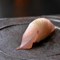 美しさと味わいが融合した月替わり鮨コース