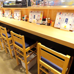 目の前で調理する様子を見ながらお食事を楽しめるカウンター席がございます。ゆっくりと当店自慢の海鮮料理をご堪能ください！