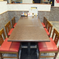 2名掛けテーブル席が1卓ございます。隣の4名掛けテーブル席と連結して6名掛けテーブルとして使う事もできます。