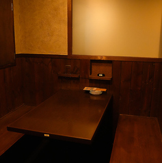 女子会やご友人とのお食事、会社帰りの飲み会におすすめの4名様テーブル席。本格韓国料理やチャミスルを囲みながら、ゆったりと楽しい時間をお過ごしいただけます。