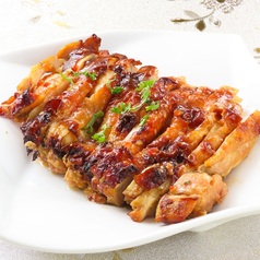 ジューシーで香り豊か！当店自慢のローズマリーチキンをご堪能あれの写真