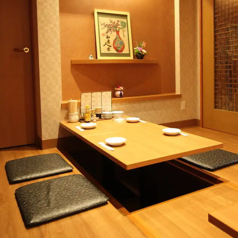 勝ちゃんの1階座敷は、落ち着いた和の空間でゆったり宴会や家族の食事に最適です。