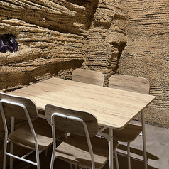 大切なシーンに最適な、完全個室のお席。まるで隠れ家のような静寂と、質感にこだわった上質な空間が広がります。会食や誕生日、特別なデートに。周囲を気にせず、至福のひとときをお過ごしください。