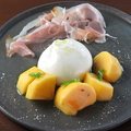 料理メニュー写真&nbsp;柿と生ハムとモッツァレラブラータ