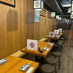 2名様席×10席ご用意しております。お席のアレンジが可能ですので大人数もご予約もお任せください！