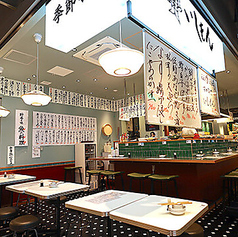 店内はカウンターとテーブル席を合わせて総席数27席をご用意。一人飲みに最適なカウンターから、グループで楽しめるテーブル席まで、シーンに合わせて幅広く活用いただけます。バルチカ03内という開放的なフロアで、電車の時間調整や大人数での宴会など、どんな場面でも気軽にお立ち寄りいただける空間です。