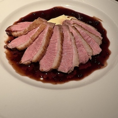 鴨の胸肉のロースト赤いフルーツのソース