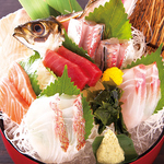 日本各地の漁港から仕入れたお魚…店内の水槽から取り出して調理するので新鮮で美味♪