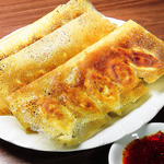 餃子激戦区蒲田でも話題の逸品！自慢の羽付焼餃子はとにかくサクサクでジューシー♪